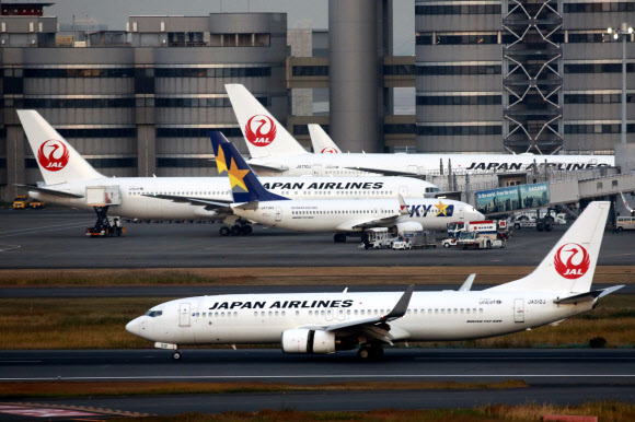 일본항공 비행기들이 2021년 11월 29일 월요일 도쿄 하네다 국제공항의 활주로에 앉아 있다. NHK 방송은 12월 1일 일본이 신종 바이러스 변종을 막기 위해 한 달 간 모든 항공편의 신규 예약을 중단할 것이라고 밝혔다. AP 연합뉴스