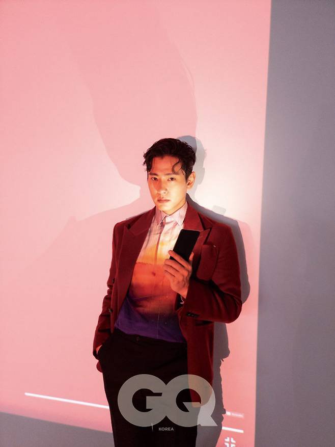 Director and Actor Teo Yoo was selected as the man of the year by the mens magazine Jikyu Korea.Jikyu Korea selected Actor Teo Yo as the main character of 2021 Man of the Year, and released pictorials and interviews.The picture was based on the concept of projecting messages, light, and graphics written by Teo Yo to Teo Yo through a beam project to illuminate the world of Actor Teo Yo.On this day, Teo Yo showed a unique charm by fully digesting the style of the sophisticated mood suit, wide pants, long coat and red shirt.Teo Yoo told the interview after the filming that the people who watched the Log in Bellium movie first said It is fun, It is like Teo Yo, It is creative.I should be funny once, too. I cant stand it if its not fun.I think the process of constantly worrying, expressing, and creating artisans is homework, he added. I think I have grown through those times.On the other hand, the movie Log in Bellium, which was released on the 1st, was a work by Teo Yoo, who participated in planning, shooting, acting, directing, producing, editing and music.It was first unveiled at the 13th DMZ International Documentary Film Festival Open Cinema and has been selected as the 47th Seoul Independent Film Festival Festival Choice.