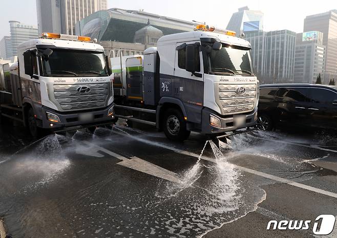서울 덕수궁 대한문 일대에서 청소 차량이 도로 물청소를 하고 있다. 2021.3.11/뉴스1 © News1 황기선 기자