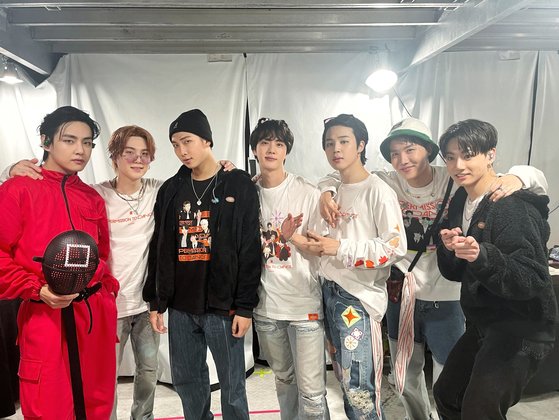 Group BTS continues to perform smoothly at United States of America.BTS agency posted photos of members and inside the venue after the third performance of Permission to Dance On Stage at the United States of Americas SoFi Stadium on the 2nd.Amy Bam (Cheongwonbong) is full of performances, which attracts attention.The members of the photo were wearing shoulder-to-shoulder and staring at the camera. Before the performance, BTS, dressed in white, gave off a chic atmosphere.V wore the host costume for Netflixs hit Drama squid game, which Jean turned into a bear with a dainty hairpin.Jay-hop added a hat with Suga and Jimin adding color sunglasses as accessories; Jungkook looked cute in all black.BTS will have its final performance of Permission to On Stage-LA on Monday local time, and will then join the Jingle Ball tour in Ihatradio.