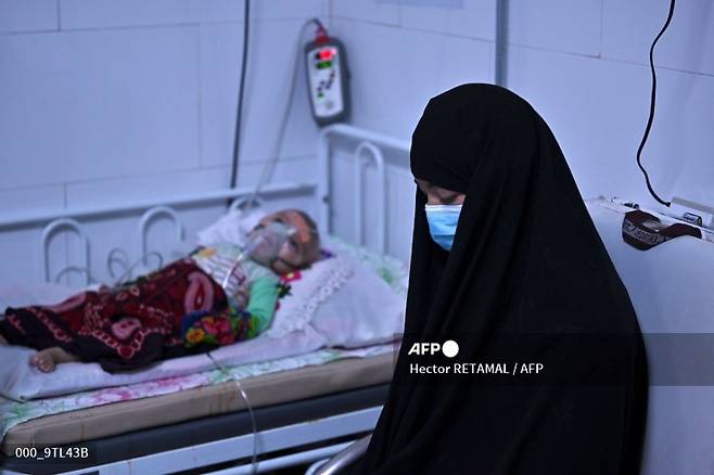 2021년 11월 22일(현지 시간) 아프가니스탄의 국경없는의사회 의료 센터에서 한 아기가 영양 실조 치료를 받고 있다./사진제공=AFP/뉴스1