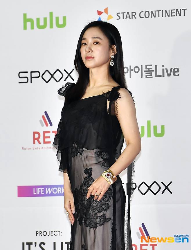 On the afternoon of December 2, the 2021 Asia Artist Awards red carpet event was held at KBS Arena in Gangseo-gu, Seoul.On this day, Singer Lim Young-woong, Kang Daniel, Snake Snake, Wonho, Woods, Kwon Eun-bi, Alexa Spa, Brave Girls, Weekly, Stacey, ITZY, Everglove, Space Girl, Momorand, The Boys, Seventeen, New East, Astro, Pentagon, Golden Child, T1419, Kingdom, Blitzers are Actor Lee Jung-jae, Infant, Lee Seung-ki, Cha Eun-woo, Doyoung, Hwang Min-hyun, Heo Sung-tae, Han So Hee, Kim Joo-ryung, Kwon Yu-ri, Song Ji-hyo, Park Joo-Mi, Moon Ga-young, Cha Ji-yeon, Jeon Yeo-bin, Sunghoon, Lee Jun-young, Global stars such as Joo Seok-tae, Nine Woo, and Lee Do-hyun have been in full swing.