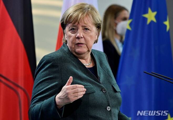[베를린(독일)=AP/뉴시스] 앙겔라 메르켈 독일 총리가 지난달 25일(현지시간) 독일 베를린에서 마테우시 모라비에츠키 폴란드 총리와 기자회견 하고 있다. 2021.12.02.