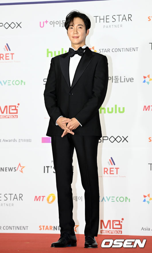 The 2021 Asia Artist Awards (2021 AAA) red carpet event was held at KBS Arena Hall in Gangseo-gu, Seoul on the afternoon of the 2nd.Actor Park Geonil poses. 2021.12.02