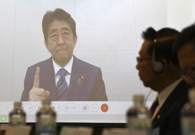 아베 신조 전 일본 총리가 1일 대만 국책연구원에서 주최한 한 포럼에서 화상 강연을 통해 발언하고 있다. /AP연합뉴스