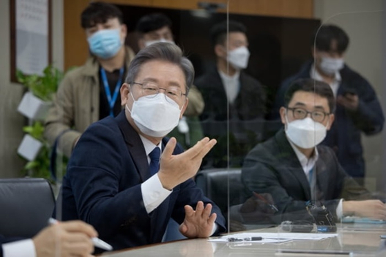 오늘(3일) 이재명 더불어민주당 대선 후보가 서울 서초구 삼셩경제연구소를 방문해 관계자들과 대화를 하고 있다. 〈사진-국회사진기자단〉