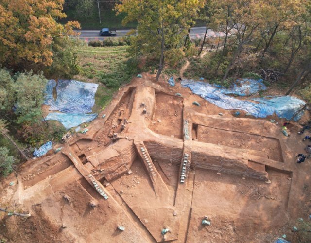 강화도성 중성 남쪽 성벽 구간에서 발견된 치성. 19m에 달하는 길이는 남한 내 고려 치성 중 가장 큰 규모다. 국립강화문화재연구소 제공