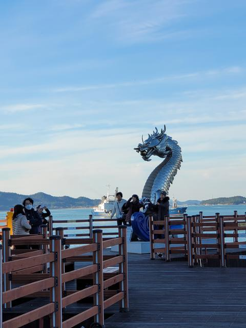 해상덱 중간 지점에 용머리 조형물이 방문객들로부터 큰 인기를 얻고 있다. 박경우 기자