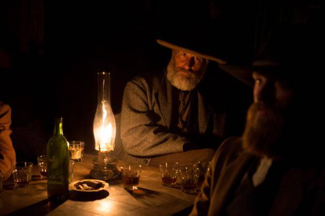 '그 땅에는 신이 없다'의 악당 프랭크는 무자비하다. 자신의 아들 같은 부하 로이가 배신을 하자 서부 곳곳을 뒤진다. 넷플릭스 제공