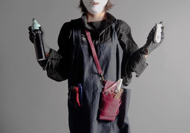 헤어 디자이너 수진(가명·20대 중반)씨가 사용하는 각종 미용 도구. 양손에는 각각 헤어 스프레이·이발기를 들고 있다.