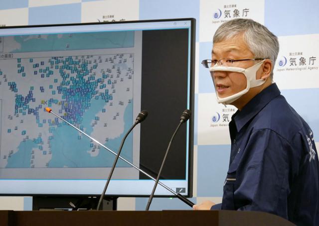 일본 기상청의 지진 쓰나미 모니터링 부서 책임자가 3일 도쿄에서 기자회견을 갖고 이날 오전 야마나시현에서 발생한 지진에 대해 설명하고 있다. 도쿄=지지 AFP 연합뉴스