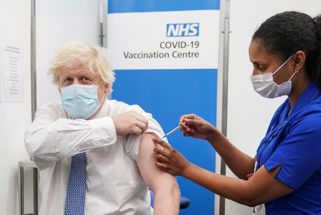 보리스 존슨 영국 총리가 2일 영국 런던의 한 병원에서 신종 코로나바이러스 감염증 예방을 위한 부스터샷을 맞고 있다. 런던=로이터 연합뉴스