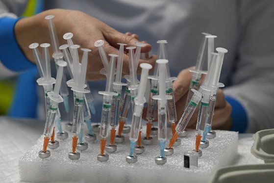 스페인 마드리드의 한 의료센터에서 간호사가 코로나19 백신을 준비하고 있다. 연합뉴스