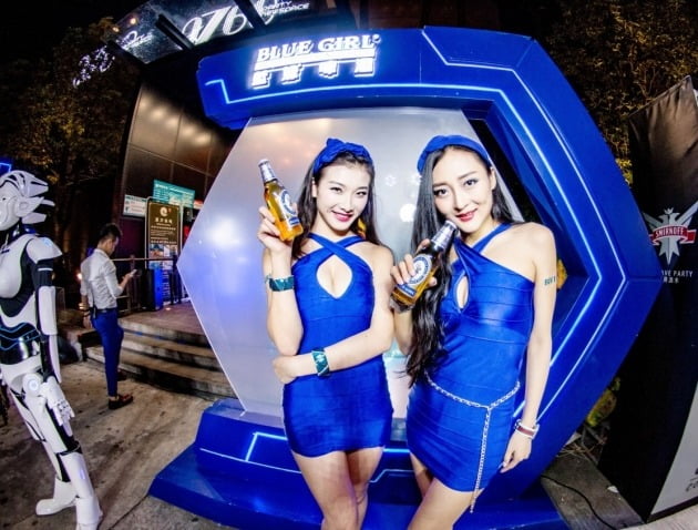 블루걸은 15년 연속 홍콩 맥주 시장 점유율 1위 달성을 앞두고 있다. 홍콩 현지에서 블루걸 맥주 프로모션이 진행 중인 모습.   사진=오비맥주 제공