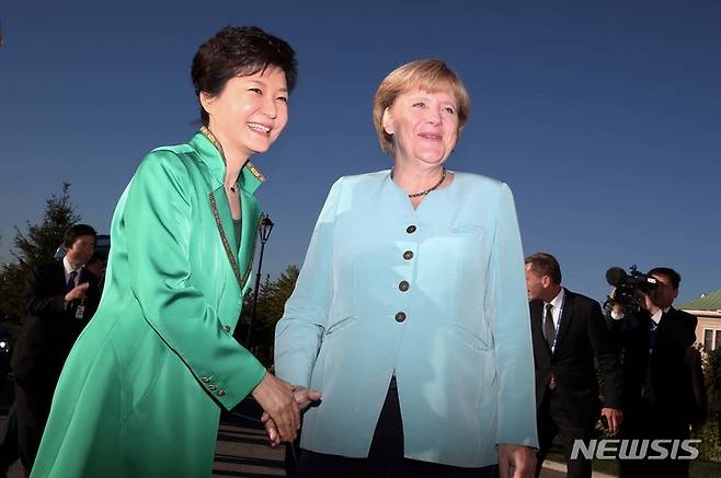 [서울=뉴시스]박근혜 대통령과 앙겔라 메르켈 독일 총리가 2013년 9월 6일 오후(현지시각러시아 상트페테르부르크에서 열린 한국-독일 정상회담에서 밝은표정으로 악수하고 있다. (사진=뉴시스 DB) 2021.12.03. photo@newsis.com