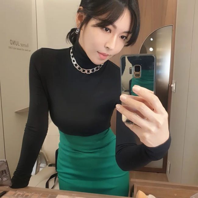 Actor Kim So-yeon has unveiled a selfie with elegance.On the afternoon of the 3rd, Kim So-yeon posted a picture with a heart emoticon on his instagram.Kim So-yeon in the photo is taking a mirror selfie with a chic look, and the chic look and the look that fits it catch his eye.It is also surprising that 42 years old is showing off her beauty for an incredible second.The netizens who watched this are responding such as I am so beautiful in the world, I am now a self-made person, I wanted to see my sister and I want more.Meanwhile Kim So-yeon married Actor Lee Sang-woo in 2017.He recently appeared on SBSDrama Penthouse Season 1,2,3 and won the Best Actress Award at the 2021 Grime Awards.Kim So-yeon SNS