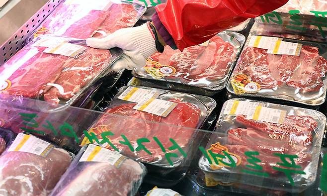 지난 2일 서울 은평구 응암동의 한 식자재마트에서 직원이 수입산 쇠고기를 진열하고 있다. 뉴스1
