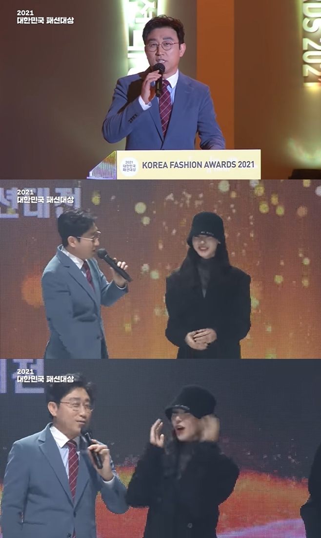 Kim Hyun-wook, a 22-year-old debut broadcaster, has been in a position to make an unreasonable progress.On the 1st, 2021 Korea Fashion Awards was broadcast live on the YouTube channel of the Korea Fashion Industry Association.Han Joon-seok, no:ze, and Song Hae-na attended the event. The show was hosted by broadcaster Kim Hyun-wook.On the day, no:ze showed runway Woking with models.Appearing as a black suit that would be in contact with chic, he was wearing a bunger Hat and boasted a model force with a small face and long legs.After all the Woking of the models including no:ze was over, Kim Hyun-wook said, There was a famous person.In fact, I paid for expensive money and called him, but he did not work. I put Hat on it. Kim Hyun-wook said the person was no:ze and added, I do not know why I put Hat on it. I wish I had let him dance once.Kim Hyun-wook, who then hosted the no:ze and the instant interview, said, Why did you write Hat? I came out as the first runner, but no one knew.I saw it with my eyes open, he pointed out again, and no:ze replied, I wrote Hat to be cool.I danced a lot, but it was a different genre of shows, so I was so nervous that I saw the ground, he said. I did not practice walking separately.I thought it would be artificial, so it would be better to do what I want to do. In particular, Kim Hyun-wook constantly demanded dancing, saying to no:ze, Can you show the dance for a while, is not it a major?After all, the embarrassing no:ze showed a little Hey Mama choreography to the music that came out.Since the awards ceremony was released, Kim Hyun-wooks unreasonable progress has been on the board.The netizens criticized Kim Hyun-wook, who pointed out the costumes and Woking of no:ze and demanded a dance dance.Real-time responses were mostly negative.The netizens who watched the awards ceremony responded, I may have just called it, but it is too much. Why is MC doing that now? It is too much.Kim Hyon-book is a 22-year veteran broadcaster.As he has a big history in various fields including broadcasting experience as well as event MC, his remarks that do not care about guests felt somewhat sad.Kim Hyun-wook, who has been loved by the public as an exemplary image on the air, is expected to inevitably hit the image.