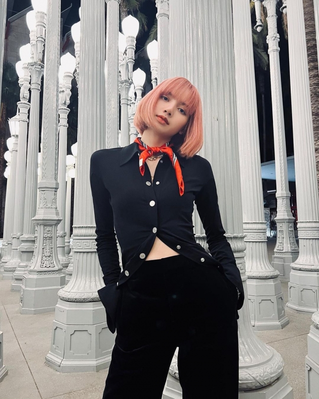Lisa of group BLACKPINK has released the latest news after the cure of COVID-19 and has started to communicate with fans.Lisa posted several photos on her Instagram account on Monday, along with heart emojis.Lisa in the public photo poses in various poses with a dignified and chic look, the first post since Lisa was confirmed COVID-19.Lisa, who has been receiving home-based treatment for a while, was released from Japakri today at 12:00 pm on the 4th, according to the clinical judgment of Queensland Health that there is no further concern about the spread of infection, he said.YG Entertainment said, Other members of BLACKPINK, JiSoo, Rosé and Jenny Kim, were classified as active observers who did not need isolation because they had been more than a week after the vaccination was completed. However, these three people have minimized their activities outside of schedules for unsettled business purposes. I am always grateful to the fans who are worried and the medical staff who are dedicated to overcoming COVID-19, he added.