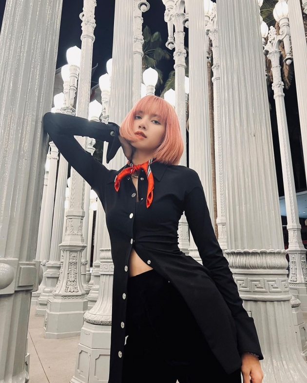Lisa of group BLACKPINK has released the latest news after the cure of COVID-19 and has started to communicate with fans.Lisa posted several photos on her Instagram account on Monday, along with heart emojis.Lisa in the public photo poses in various poses with a dignified and chic look, the first post since Lisa was confirmed COVID-19.Lisa, who has been receiving home-based treatment for a while, was released from Japakri today at 12:00 pm on the 4th, according to the clinical judgment of Queensland Health that there is no further concern about the spread of infection, he said.YG Entertainment said, Other members of BLACKPINK, JiSoo, Rosé and Jenny Kim, were classified as active observers who did not need isolation because they had been more than a week after the vaccination was completed. However, these three people have minimized their activities outside of schedules for unsettled business purposes. I am always grateful to the fans who are worried and the medical staff who are dedicated to overcoming COVID-19, he added.