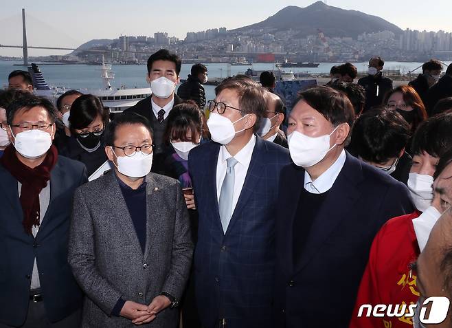 국민의힘 윤석열 대선 후보와 이준석 대표가 4일 오후 부산 동구 북항재개발홍보관에서 박형준 부산시장으로부터 북항 재개발 등 현황에 대한 설명을 듣고 있다. 2021.12.4/뉴스1 © News1 구윤성 기자