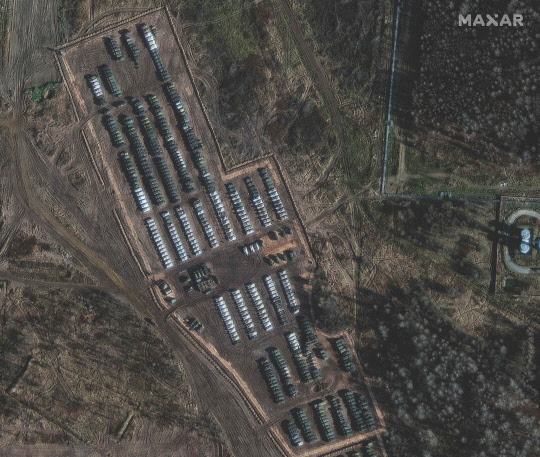 (FILES) In this file handout satellite image released by Maxar Technologies taken on November 1, 2021 shows Russian tanks, armoured personnel carriers and support equipment amid the presence of a large ground forces deployment on the northern edge of the town of Yelnya, Smolensk Oblast, Russia. - US Secretary of State Antony Blinken voiced fresh concern on November 11, 2021 about Russian troop movements near Ukraine and warned Moscow against an invasion. "We're very concerned about some of the irregular movements of forces that we see on Ukraine's borders," Blinken told reporters. "It would be a serious mistake for Russia to engage in a repeat of what it did in 2014." (Photo by Handout / Satellite image ⓒ2021 Maxar Technologies / AFP) / RESTRICTED TO EDITORIAL USE - MANDATORY CREDIT "AFP PHOTO / Satellite image ⓒ2021 Maxar Technologies " - NO MARKETING - NO ADVERTISING CAMPAIGNS - DISTRIBUTED AS A SERVICE TO CLIENTS - THE WATERMARK MAY NOT BE REMOVED/CROPPED / THE WATERMARK MAY NOT BE REMOVED/CROPPED