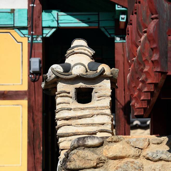 A house-roof design chimney top in Yeongju City, North Gyeongsang Province Photo © 2021 Hyungwon Kang