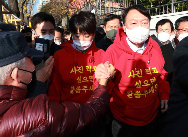 부산 서면에서 시민들 만난 윤석열·이준석  [사진 = 연합뉴스]