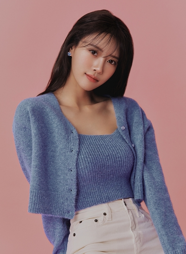 A new Profile photo of Antennas new family Lee Mi-joo has been released.Antenna, a subsidiary, released a new profile photo of Lee Mi-joo on the official SNS on December 3.Lee Mi-joo in the public profile photo showed off his various charms by completely digesting two stylings.First Lee Mi-joo emanated a sophisticated and calm charm with a black sleeveless turtleneck.Especially, the deep eyes and the urban atmosphere showed the charm of Lee Mi-joo, who grew even more.In another photo, Lee Mi-joo had a bright and fresh atmosphere with bright blue cardigans and white jeans.Lee Mi-joo, who has been loved by various entertainers with his energetic charm, has added a unique atmosphere and captivated his attention.Lee Mi-joo, who showed a variety of charms with his new Profile photo, recently signed an exclusive contract with Antenna and announced his active activities.