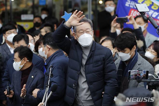 [군산=뉴시스] 최동준 기자 = 이재명 더불어민주당 대선 후보가 4일 전북 군산시 공설시장을 방문해 시민들에게 인사하고 있다. 2021.12.04. photocdj@newsis.com