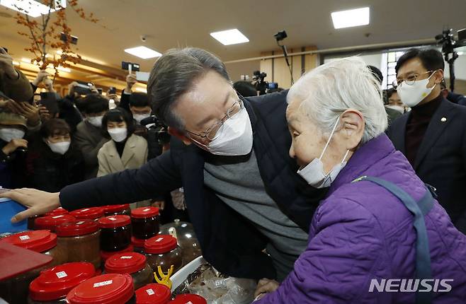 [군산=뉴시스] 최동준 기자 = 이재명 더불어민주당 대선 후보가 4일 전북 군산시 공설시장을 방문해 상인 어르신과 대화하고 있다. 2021.12.04. photocdj@newsis.com