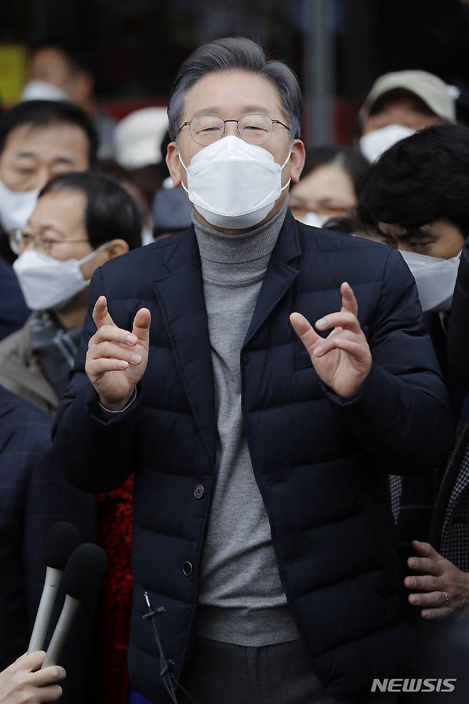 [군산=뉴시스] 최동준 기자 = 이재명 더불어민주당 대선 후보가 4일 전북 군산시 공설시장을 방문해 연설하고 있다. 2021.12.04. photocdj@newsis.com