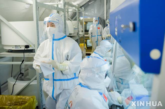 [만저우리=신화/뉴시스] 코로나19가 집단 발병한 중국 네이멍구 자치구 만저우리에 설치된 임시 코로나19 검사소에서 3일 의료보건 요원들이 현장 채취한 샘플에 대한 유전자 증폭검사를 서둘러 실시하고 있다. 2021.12.04