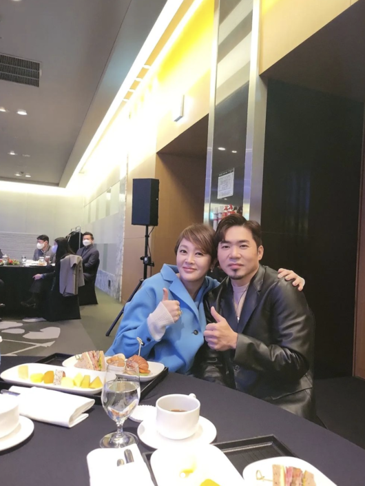 Actor Lee Seung-yeon and singer Johan Kim had a nice encounter.Lee Seung-yeon said on his instagram on the 4th, Solid Johan, who remembers that he met exactly in 1998.The two representatives of JuOO (diet specialist) met as congratulatory and celebratory speakers at a wonderful and meaningful place.I hope you will walk only the flower path in the future ~        In the photos released together, two people who have succeeded in dieting and found a new impression sit side by side and pose.Johan Kim singing, Lee Seung-yeon sitting on a chair and cellphone is sleek.Lee Seung-yeon, who gained weight due to hypothyroidism, declared a storm diet with the help of the company. In two months, he lost 9kg of weight and collected topics.Johan Kim also succeeded in losing 16kg and announced that he was healthy.I started my diet for my health, but after I lost 16kg, I got my health check again, and all the figures came down to normal like a lie, he said.Lee Seung-yeon SNS