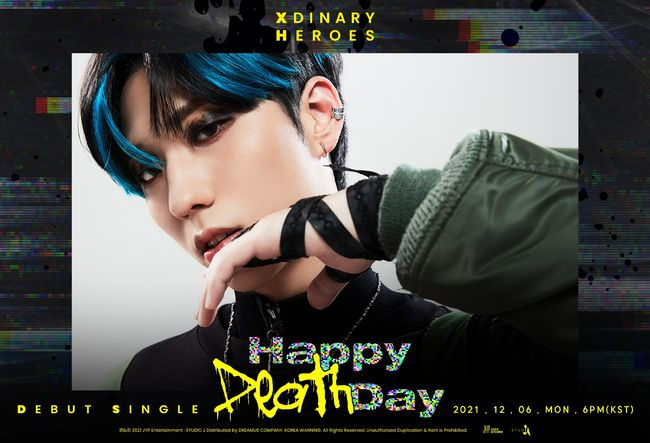 JYP Entertainment (hereinafter referred to as JYP) rookie Boy Band xdinary heroes (Xdinary Heroes, XH) member Park Geonil revealed a thrilling Reversal story.JYPs ambitiously featured six-member rookie band xdinary heroes will release their first digital single, Happy Death Day (Happy Death Day), on December 6, and take their first step into the music industry.As part of the debut project, the individual concept photos of members Main actor, Audi (O.de), Gaon, Jun Han, and Jeong Su were released in turn from 29th of last month, and on the 4th, they opened teaser photos of drummer Park Geonil twice at 0:06 and 12:06.In the first photo, Park Geonil gave a spectacular visual transformation with blue hair color and colorful makeup.His purple neon sign stood up in the background of the dark space, and his back view reminded me of a solid hero in the movie.In the second photo, which was released, he showed the daily life of a school student drummer.He held the drum stick in his hands, thoughtful and languid, and the eyes of the dream boy gleamed over his glasses.Park Geonil showed off his professional drummer ability by playing a high-quality performance in the previous teaser, and recently he was found to be from Berkeley College of Music in the United States.The xdinary heroes, consisting of six bassist Main actor, keyboardist Audie and integer, guitarist Gaon and Junhan, and drummer Park Geonil, are expected to combine a unique world view and intense band sound between reality and virtual world and convey fresh stimulation to K pop.Their debut song Happy Death Day announces the birth of Z Generation K-band with paradoxical lyrics and messages.Meanwhile, the title song of the same name will be officially released at 6 pm on December 6th, with the debut digital single Happy Death Day by the new Boy Band xdinary heroes, which JYP launches in about 6 years and 3 months after DAY6 (Day6).JYP Entertainment