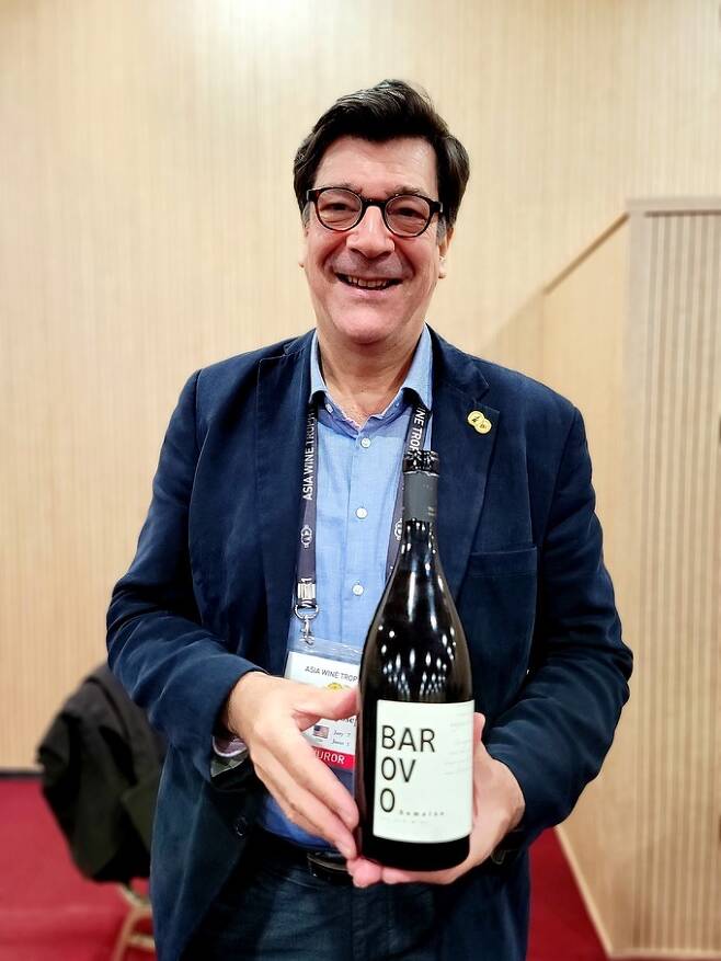 북마케도니아 와인을 소개하는 아시아와인트로피 심사위원이자 디캔터 매거진 기자 Darrel Joseph
