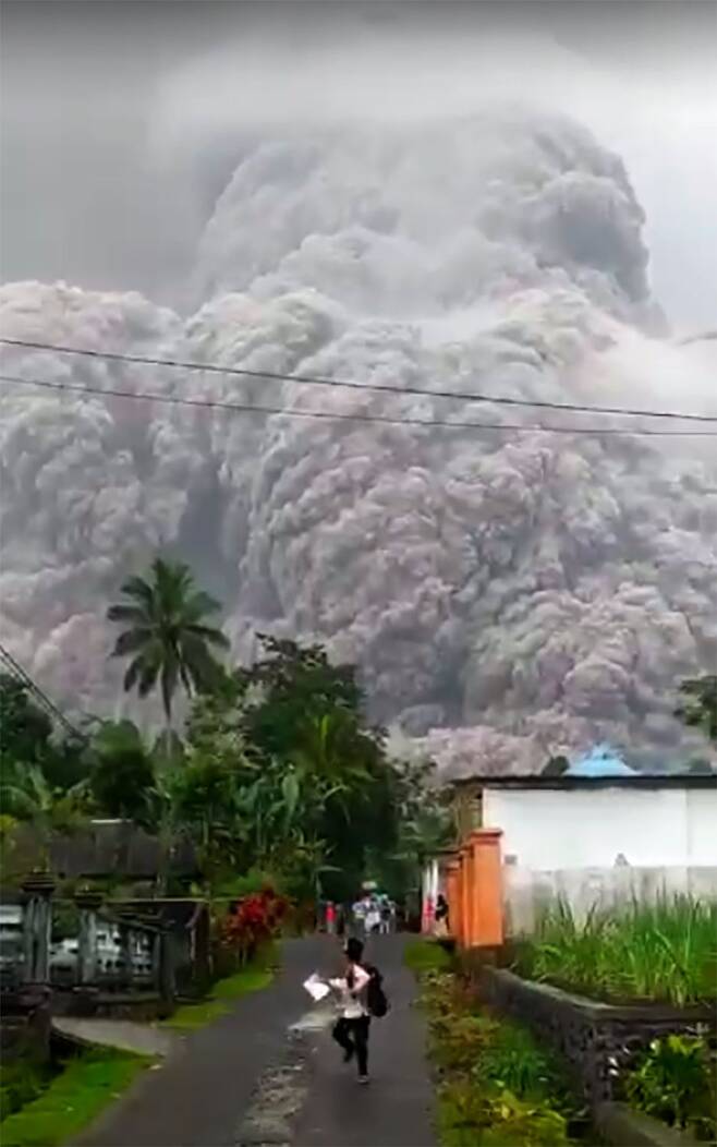 인도네시아 동자바에 있는 세메루 화산이 4일 분출을 시작했다. 사진은 인도네시아 국가재난관리청이 제공한 비디오 이미지. /신화통신·연합뉴스