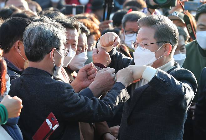 더불어민주당 이재명 대선후보가 5일 전북 진안군 인삼상설시장에서 지지자들과 인사하고 있다. /연합뉴스