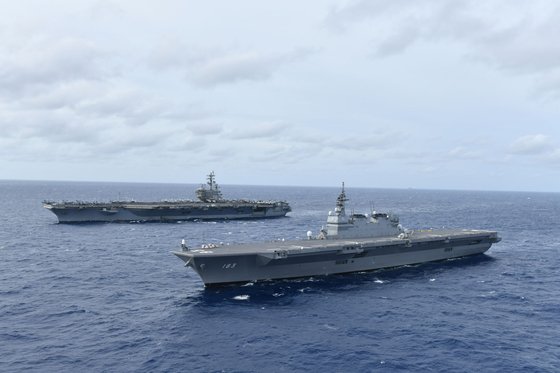 미국 해군의 핵추진 항공모함인 로널드 레이건함(뒤쪽)과 일본 해상자위대 헬기 호위함인 이즈모함이 나란히 항해하고 있다. 일본 해상자위대