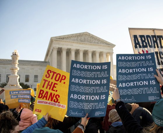 12월 1일(현지시간) 낙태 찬성 측이 연방대법원 앞에서 시위하고 있는 모습. [AP=연합뉴스]