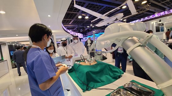 지난 10월 두바이 정보통신 박람회에서 복강경 수술 시연을 한 의료보조용 협동로봇. [사진 두산로보틱스]