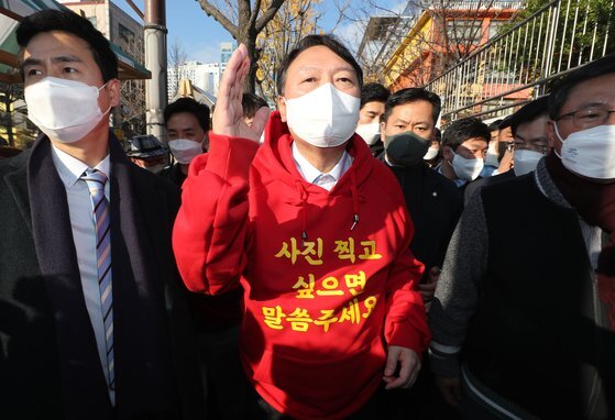 윤석열 국민의힘 후보가 4일 오후 후드티를 입고 부산 서면 젊음의거리 일대를 거닐며 시민들에게 인사하고 있다. 뉴스1