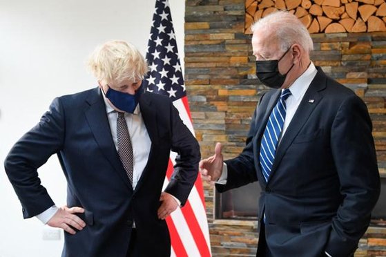 10일 보리스 존슨(왼쪽) 영국 총리와 조 바이든 미국 대통령이 G7 회의가 열리는 영국 콘월 카비스베이에서 만나 대화하고 있다. [AFP=연합뉴스]