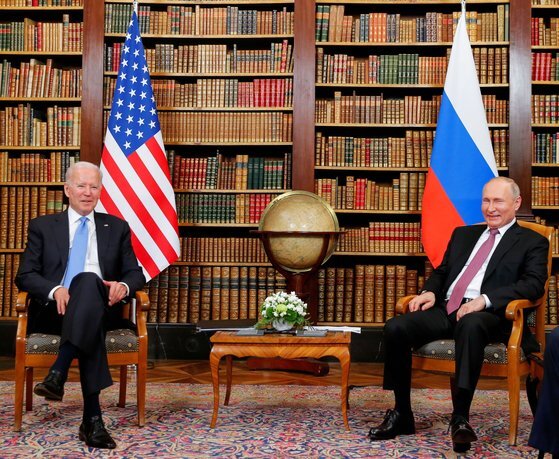 조 바이든(왼쪽) 미국 대통령과 블라디미르 푸틴 러시아 대통령이 지난 6월 16 일(현지시각) 스위스 제네바의 ‘빌라 라 그랑주’에서 첫 정상회담을 시작하면서 사진 촬영에 응하고 있다. [로이터=연합뉴스[]