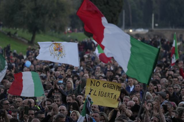 이탈리아에서 '그린 패스'를 반대하는 시위가 열리고 있다. AP 뉴시스