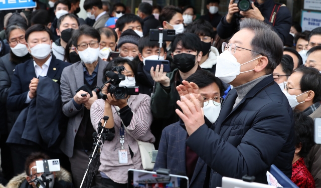 더불어민주당 이재명 대선 후보가 4일 전북 군산시 공설시장을 방문, 시민들에게 지지를 호소하고 있다. 연합뉴스