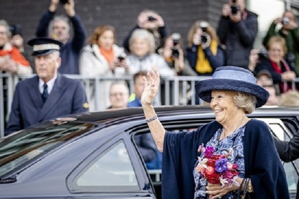 2021년 10월 26일 네덜란드 도르드레흐트에서 베아트릭스 전 여왕이 시민들에게 손을 들어보이고 있다. / 사진 = 연합뉴스