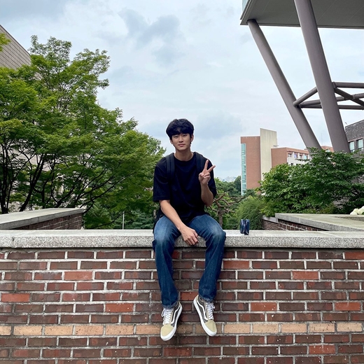 Actor Kim Soo-hyun showed off his fresh visuals.Kim Soo-hyun posted a picture on his instagram on the 4th.Kim Soo-hyun, dressed in jeans, a T-shirt and a backpack, is laughing with his hand drawing V while sitting on the wall.He shows a neat smile and a neat charm.Kim Soo-hyun challenged the genre through the original Coupang play Drama One Day, which was first released on the 27th of last month.