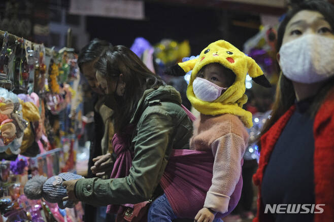 [AP/뉴시스] 미얀마와 접한 인도 북동부 나가란드주의 주도 코히마에서 4일 야간 시장에 주민이 물건을 고르고 있다.