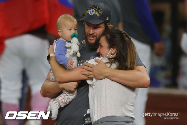 [사진] 지난 2020년 월드시리즈에서 우승한 뒤 부인 엘렌, 3남 쿠퍼와 함께 포옹하고 있는 LA 다저스의 클레이튼 커쇼. ⓒGettyimages(무단전재 및 재배포 금지)